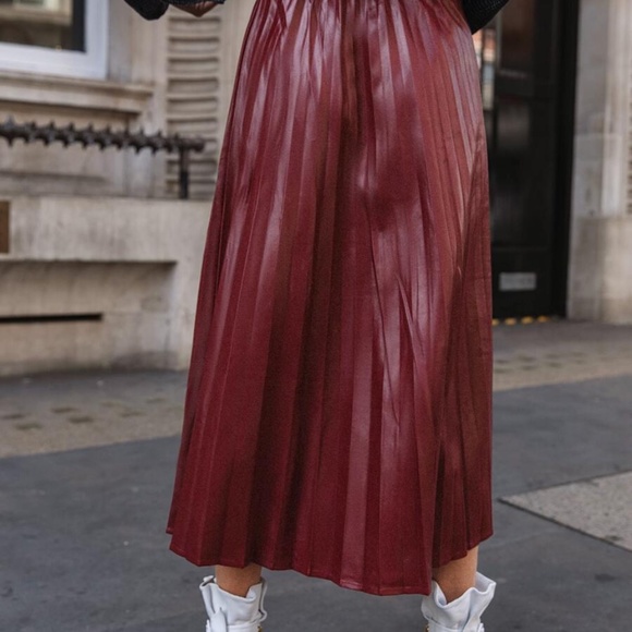 Wine vegan leather pleated accordion midi SKIRT - Picture 4 of 5